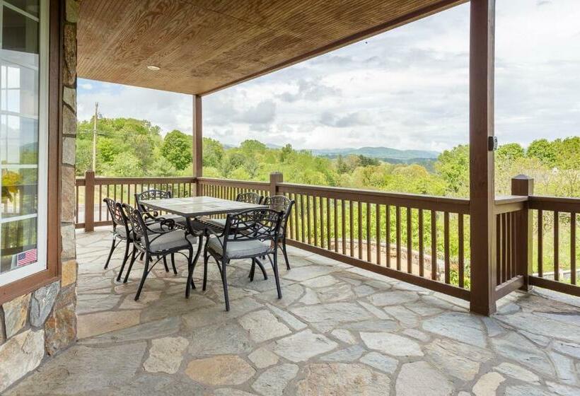 Hot Tub, Views & Game Room   20 Min To Downtown Asheville!