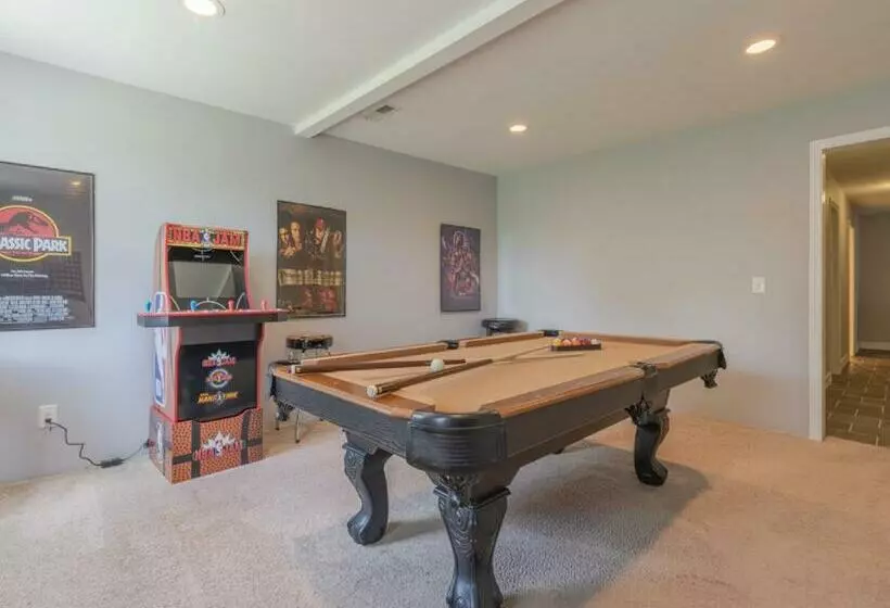 Hot Tub, Views & Game Room   20 Min To Downtown Asheville!