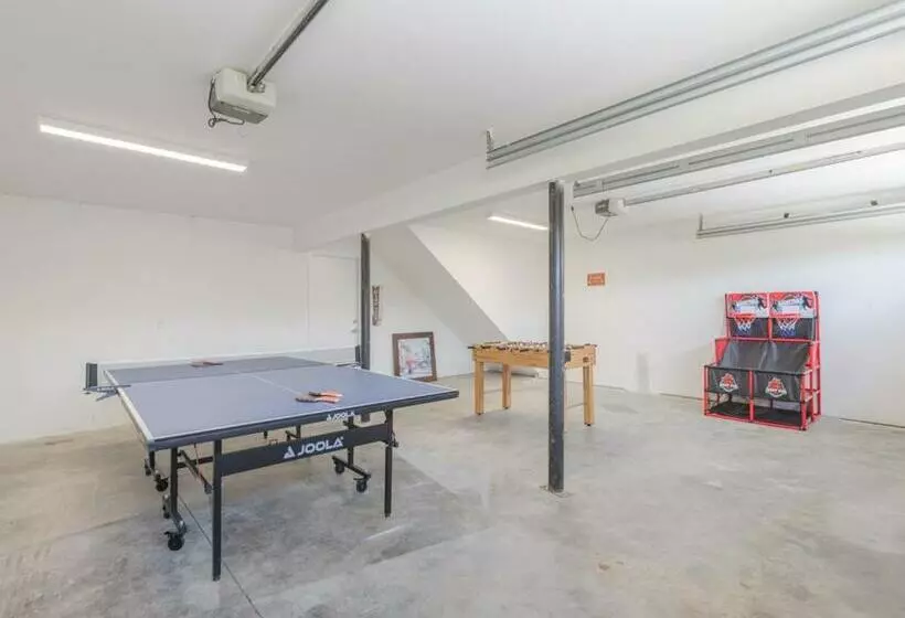 Hot Tub, Views & Game Room   20 Min To Downtown Asheville!