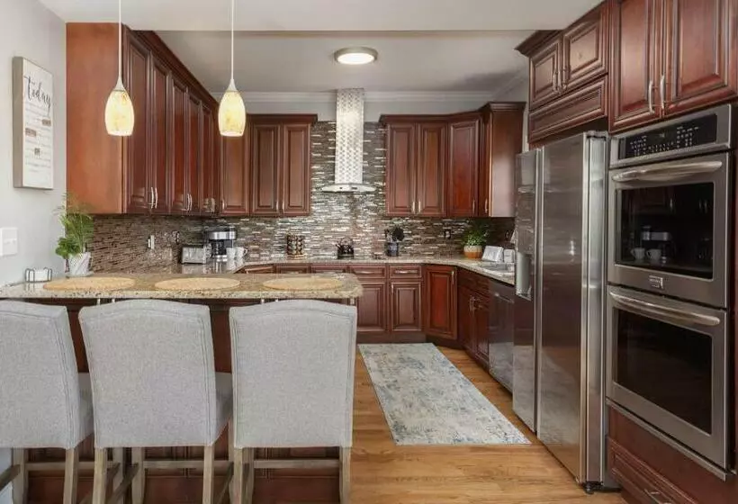 Hot Tub, Views & Game Room   20 Min To Downtown Asheville!