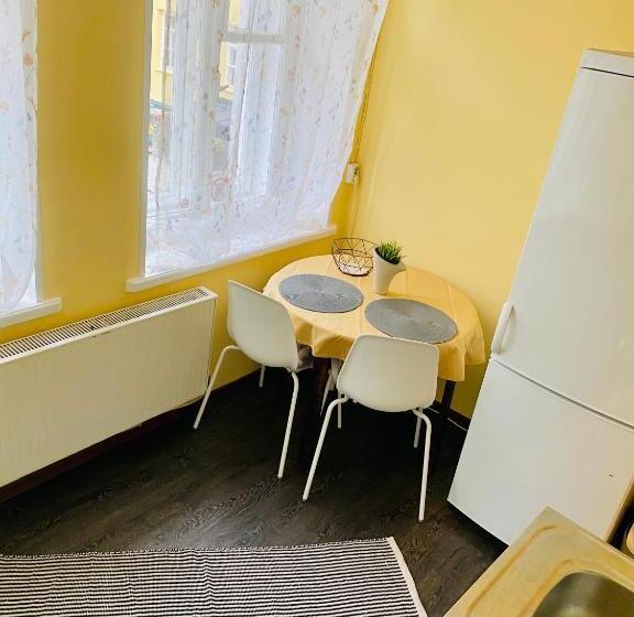 1 Bedroom Apartment Near Kadriorg Swan Pond