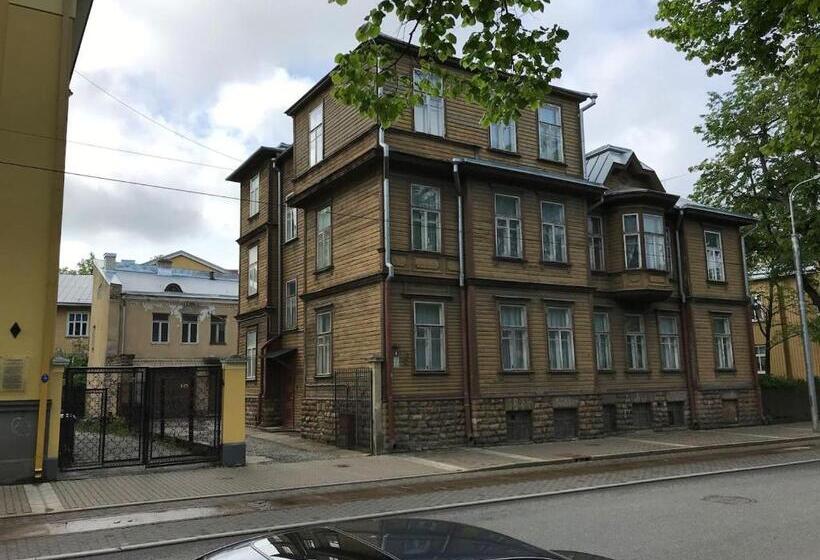 1 Bedroom Apartment Near Kadriorg Swan Pond