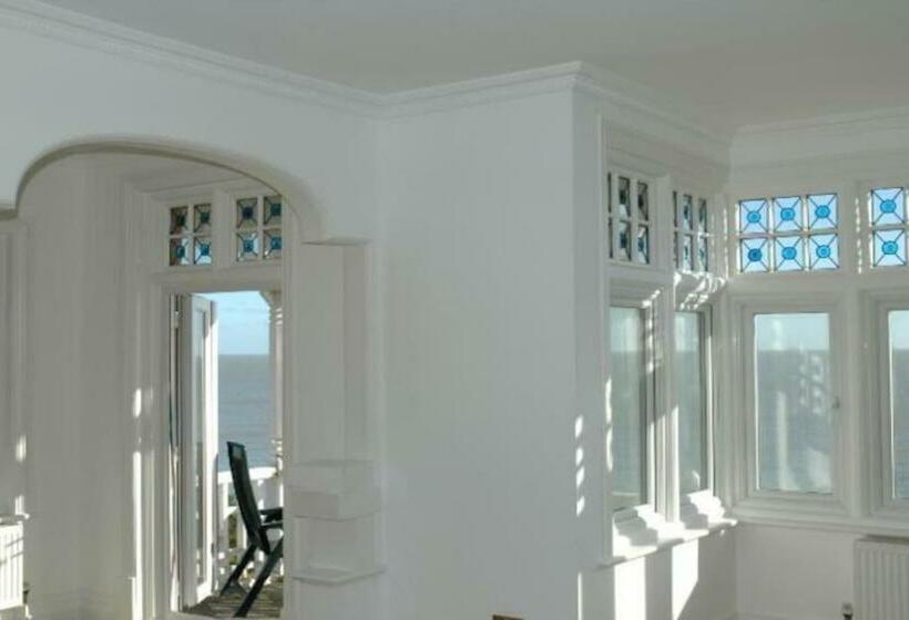 Apartment 2, 15 Eastern Esplanade