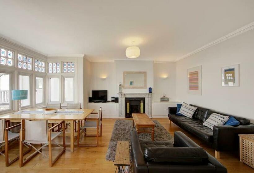 Apartment 2, 15 Eastern Esplanade