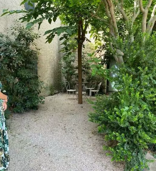 Appartement Eygalieres Avec Petit Jardin