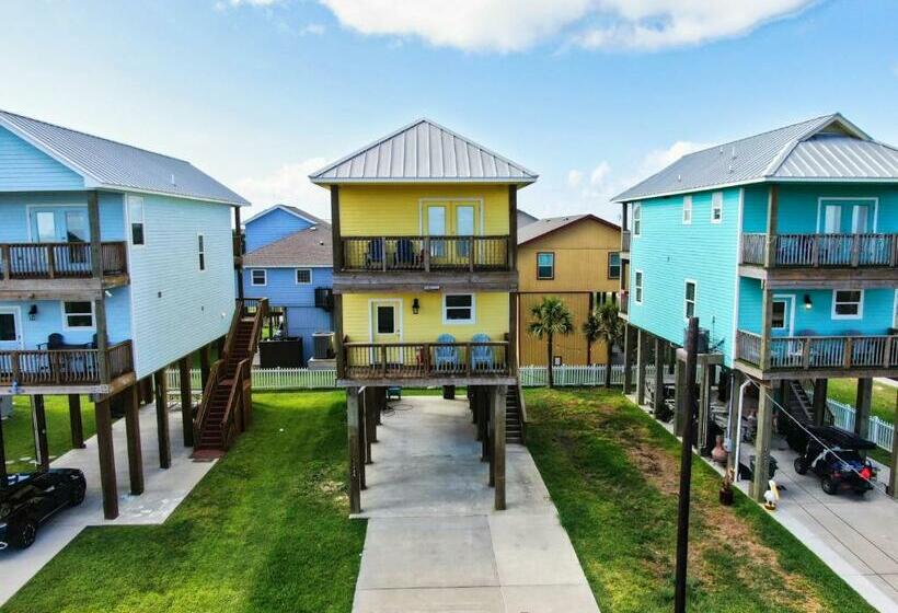 Yellow Beach Haven, Decks, Views, Mere Steps To Sand
