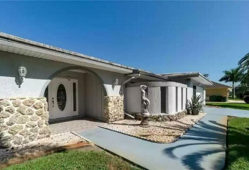 Pet Friendly Canal Front 3 Bedroom Grand Villa With Pool, Linai And Dock