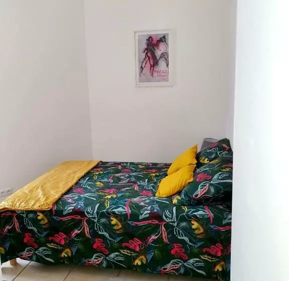 Entre Arènes Et Maison Carrée P1