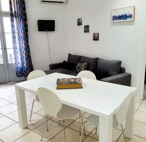 Entre Arènes Et Maison Carrée P1