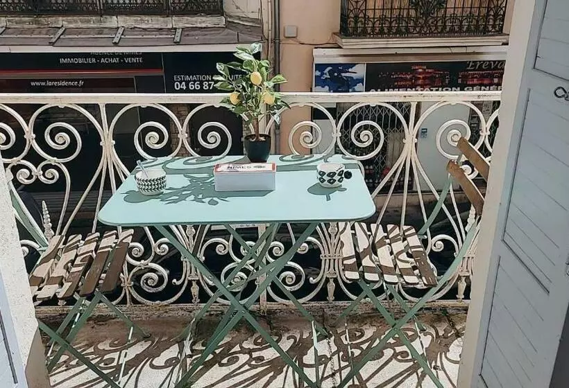 Entre Arènes Et Maison Carrée P1