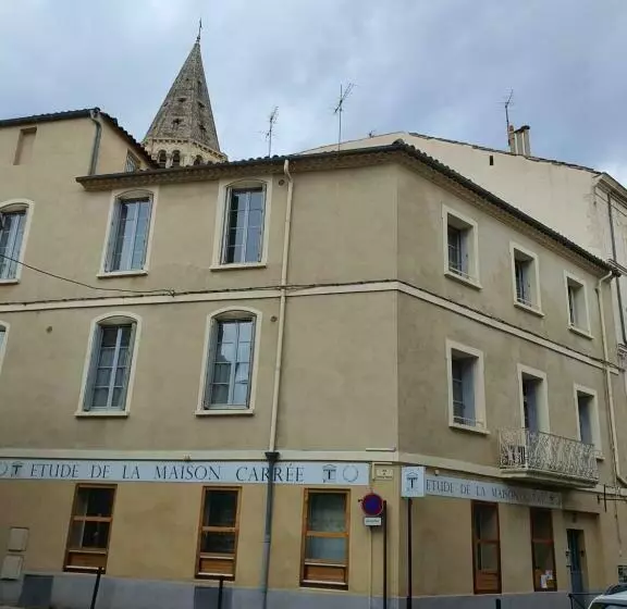 Entre Arènes Et Maison Carrée P1