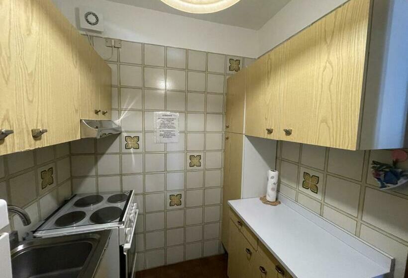 027 Trilocale, Giustino