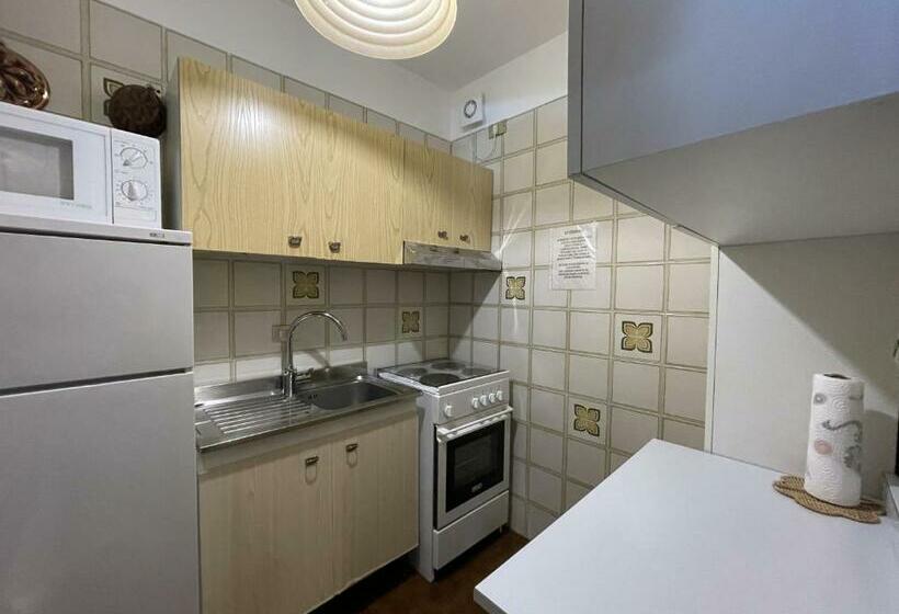 027 Trilocale, Giustino