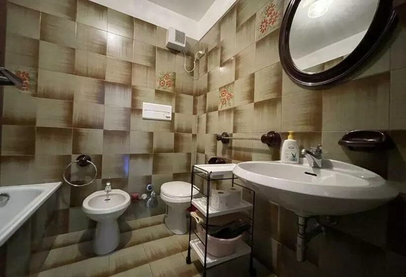 027 Trilocale, Giustino