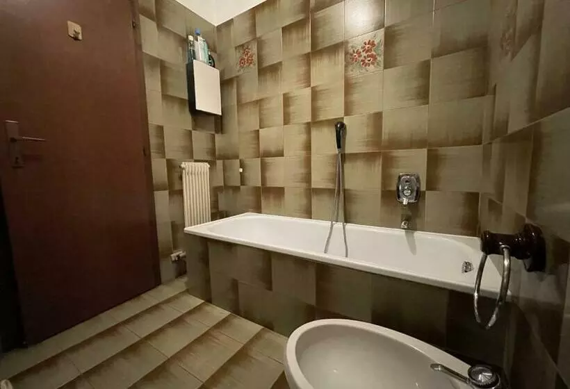 027 Trilocale, Giustino