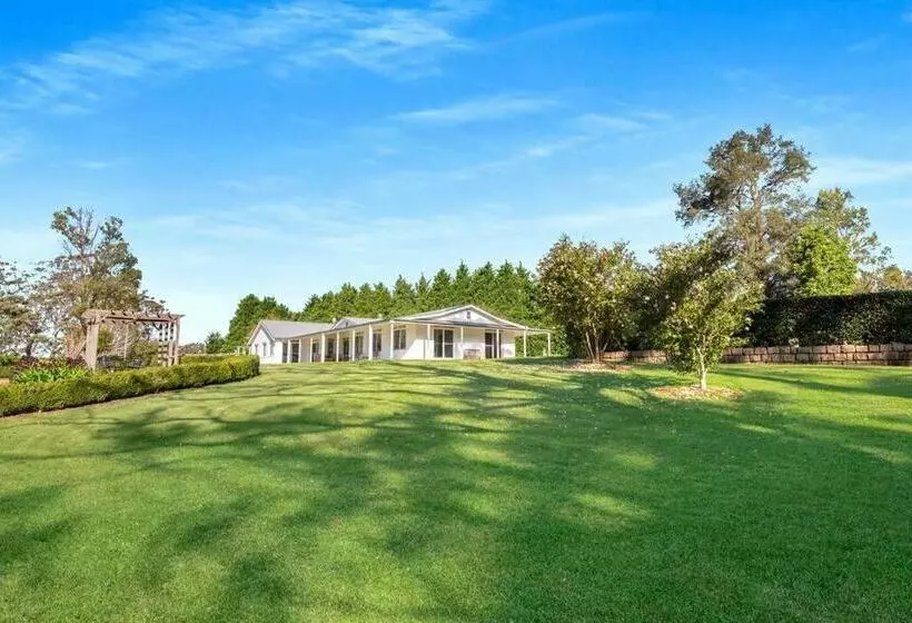 Carlyle Cottage, Luxury Country Home, Berry