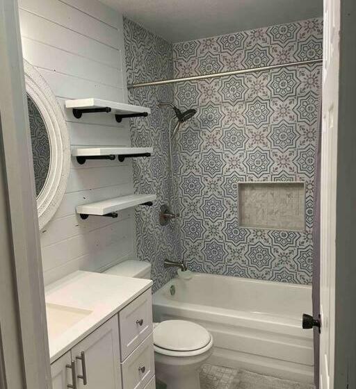 Comfy, Contemporary Quiet Retreat Vacation Home With Views