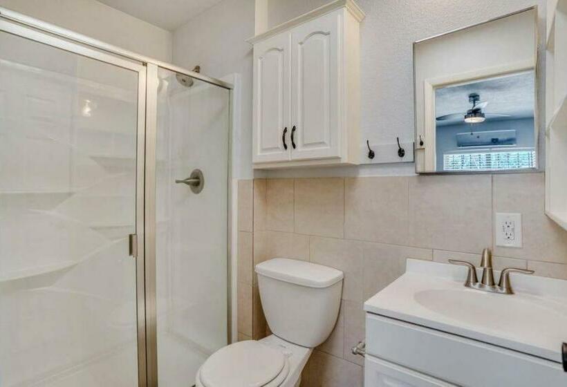 Comfy, Contemporary Quiet Retreat Vacation Home With Views