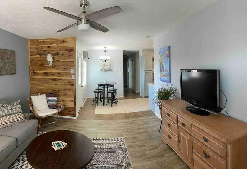 Comfy, Contemporary Quiet Retreat Vacation Home With Views