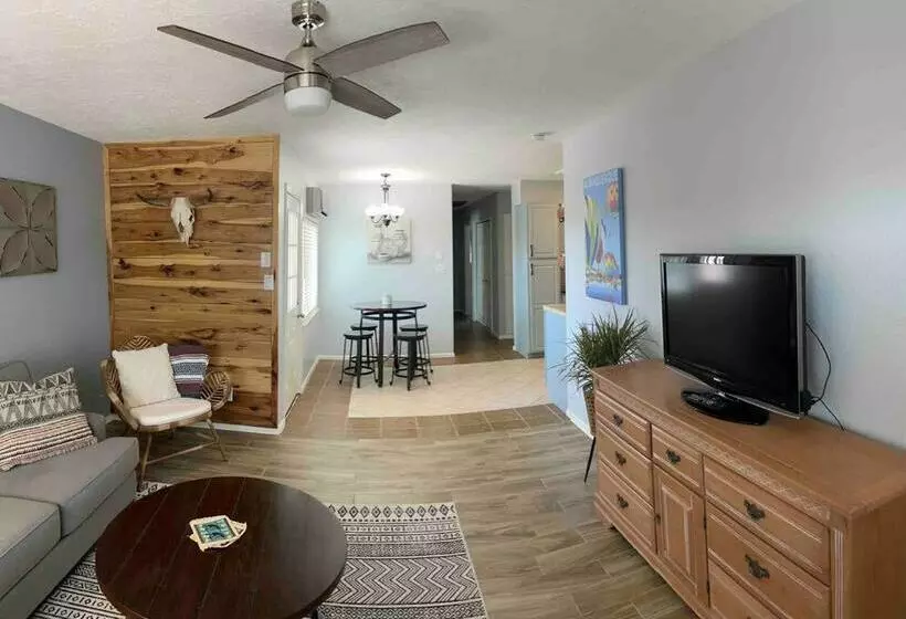 Comfy, Contemporary Quiet Retreat Vacation Home With Views