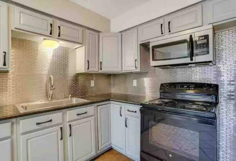 Comfy, Contemporary Quiet Retreat Vacation Home With Views