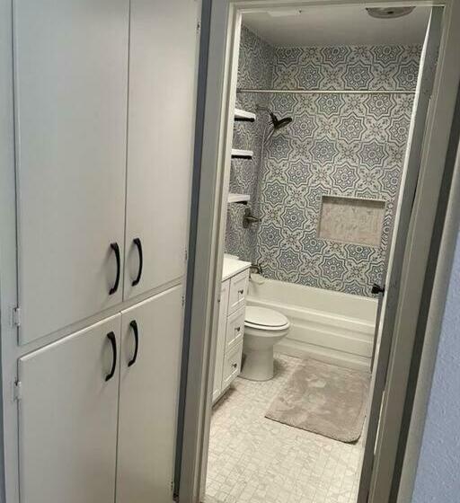 Comfy, Contemporary Quiet Retreat Vacation Home With Views