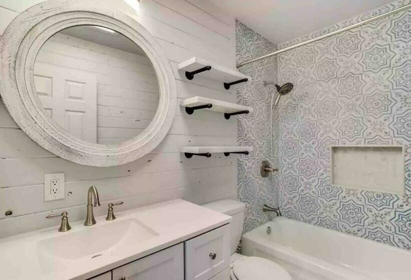 Comfy, Contemporary Quiet Retreat Vacation Home With Views