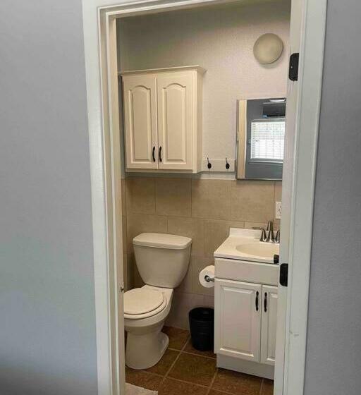 Comfy, Contemporary Quiet Retreat Vacation Home With Views