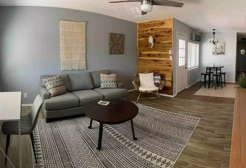 Comfy, Contemporary Quiet Retreat Vacation Home With Views