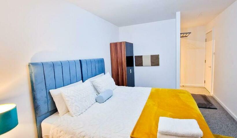 Lovely 2 Bedroom Apartment, Free Parking