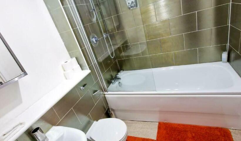 Lovely 2 Bedroom Apartment, Free Parking