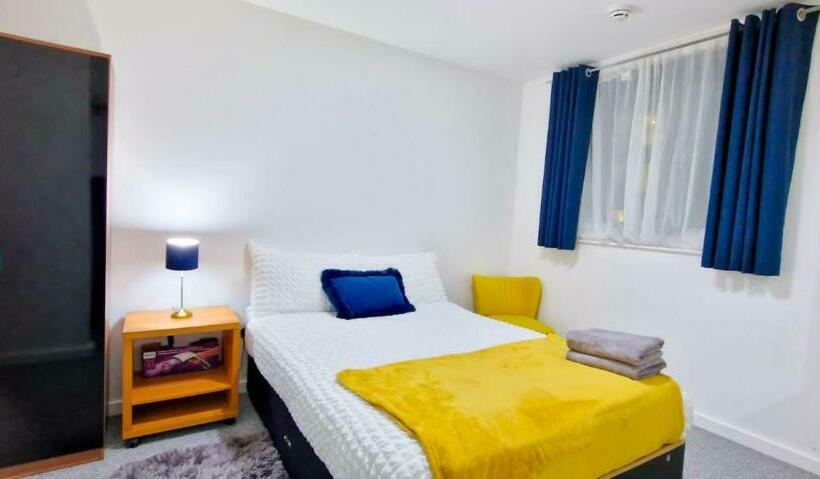 Lovely 2 Bedroom Apartment, Free Parking