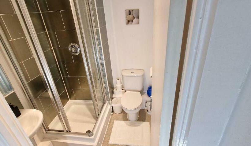 Lovely 2 Bedroom Apartment, Free Parking
