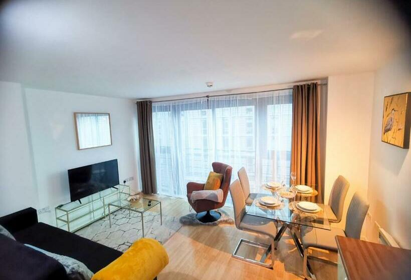 Lovely 2 Bedroom Apartment, Free Parking