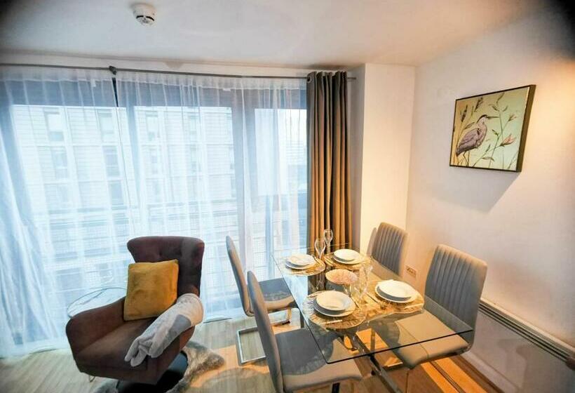 Lovely 2 Bedroom Apartment, Free Parking