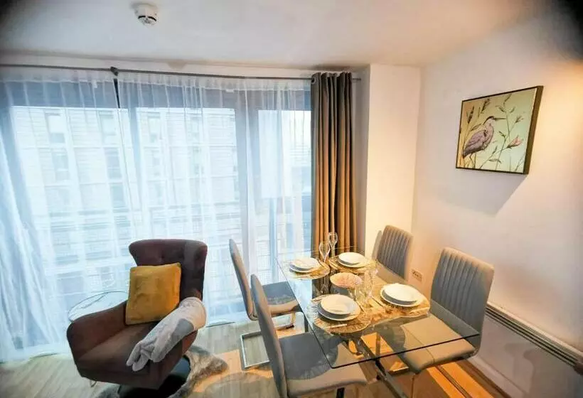 Lovely 2 Bedroom Apartment, Free Parking