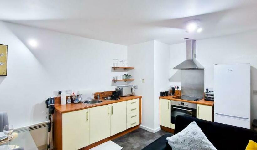 Lovely 2 Bedroom Apartment, Free Parking