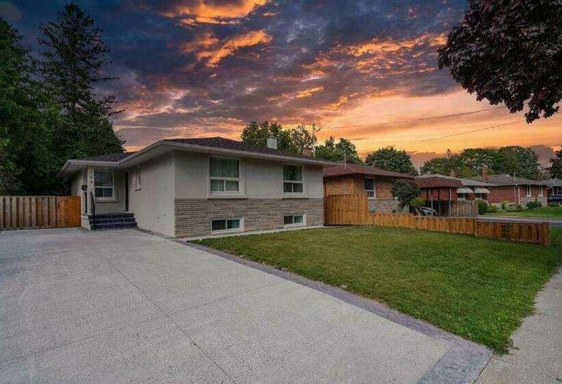 Luxury Villa In Toronto With Walkout Patio And Free Parking