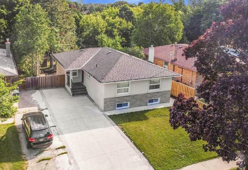 Luxury Villa In Toronto With Walkout Patio And Free Parking