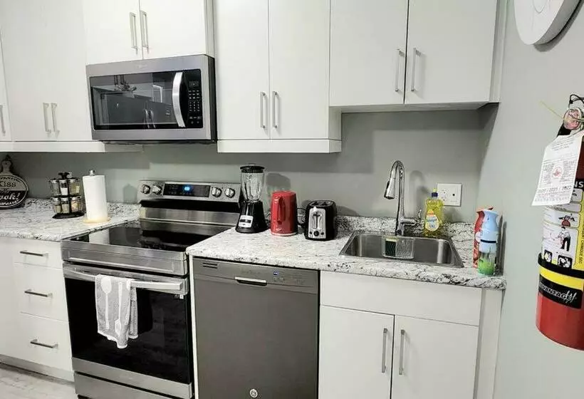 Quiet & Cozy Modern Suite Close To Rcmp