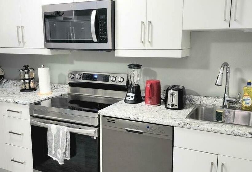 Quiet & Cozy Modern Suite Close To Rcmp