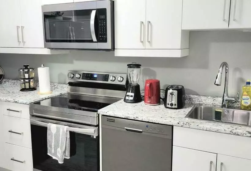 Quiet & Cozy Modern Suite Close To Rcmp