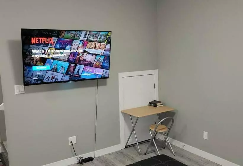 Quiet & Cozy Modern Suite Close To Rcmp