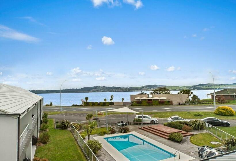 Lakeside Delight   Two Mile Bay Holiday Apartment