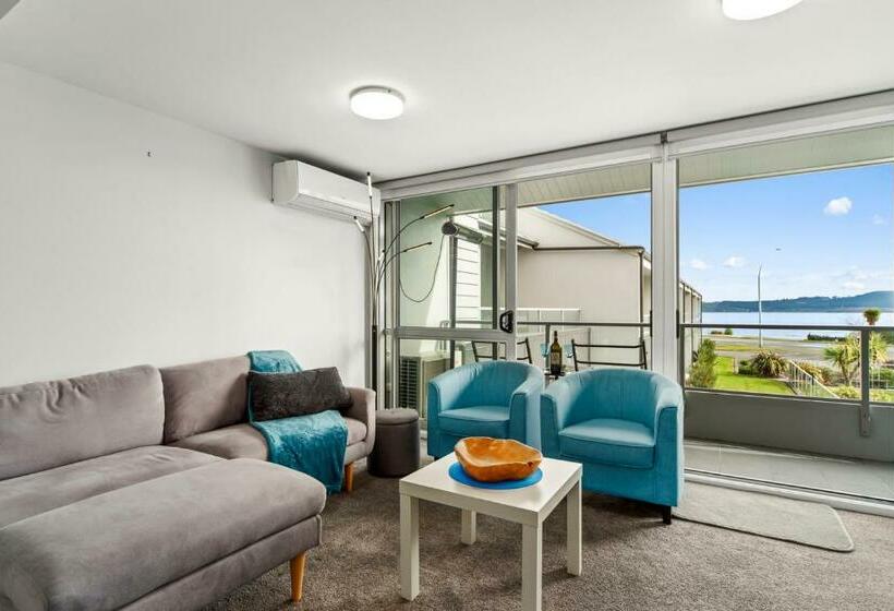 Lakeside Delight   Two Mile Bay Holiday Apartment