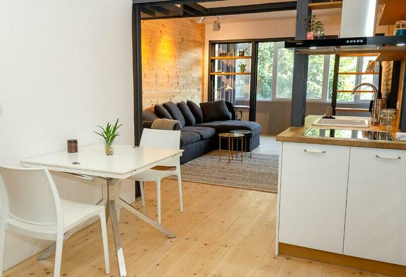 Bright & Spacious 1bd Apartment With A Charming Balcony