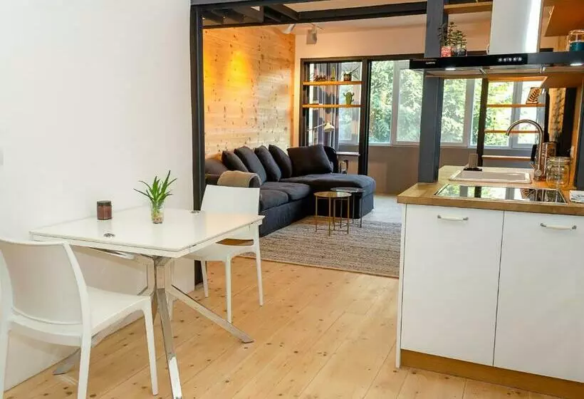 Bright & Spacious 1bd Apartment With A Charming Balcony