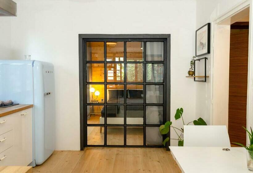 Bright & Spacious 1bd Apartment With A Charming Balcony