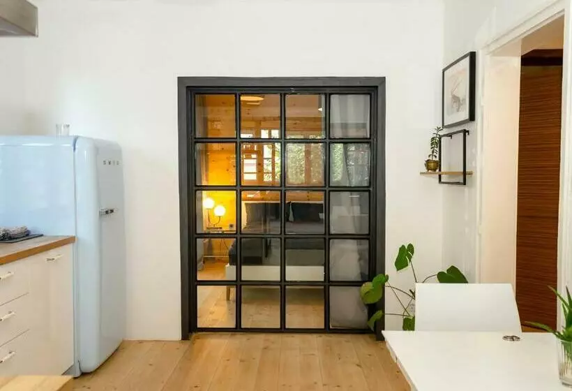Bright & Spacious 1bd Apartment With A Charming Balcony
