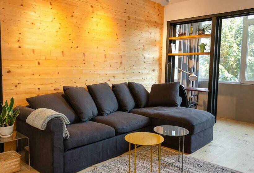 Bright & Spacious 1bd Apartment With A Charming Balcony